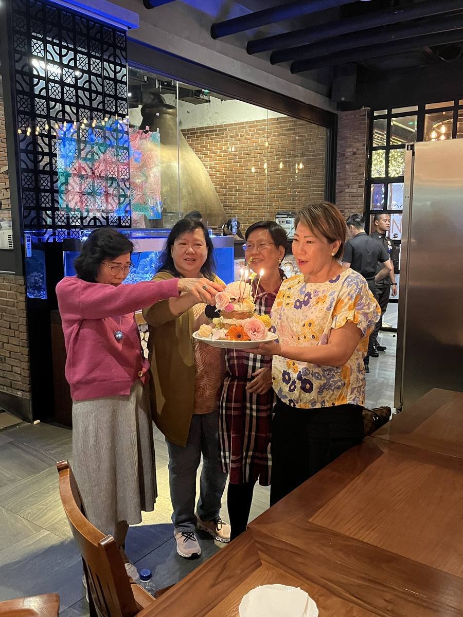 Empat orang memegang kue berlilin