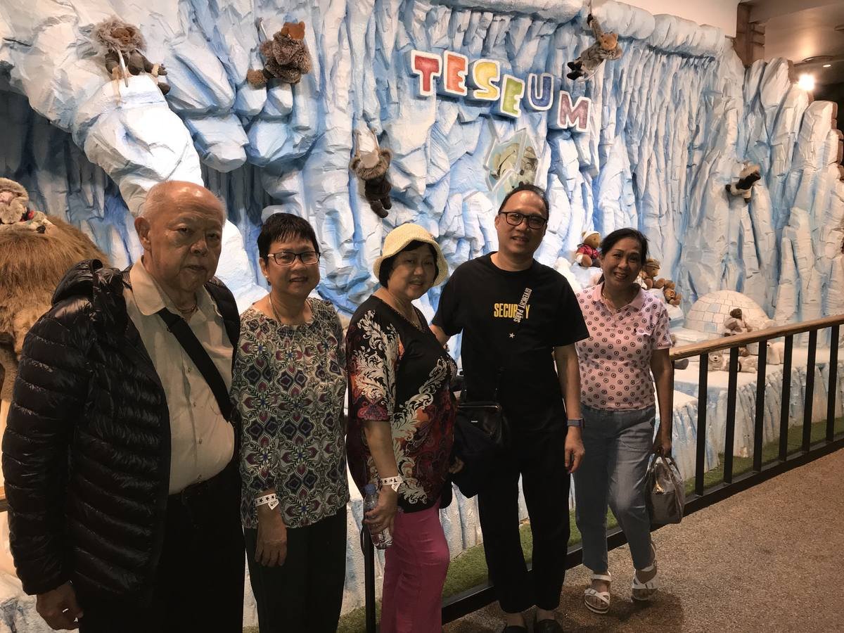 Rombongan keluarga berfoto di museum